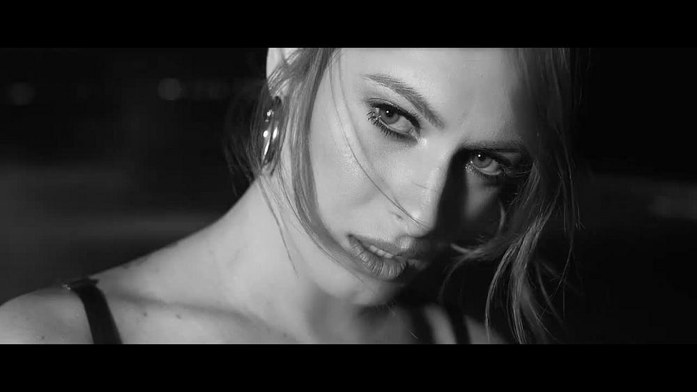 скачать клип Raluka - Cine sunt eu