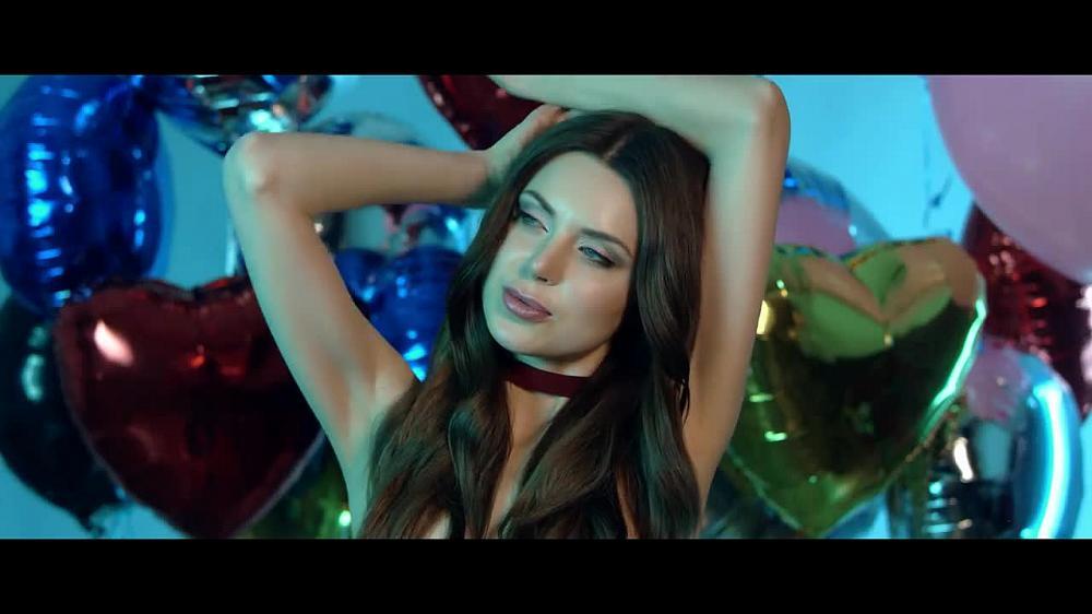 скачать клип Monika Lewczuk ft. Antek Smykiewicz - Biegne