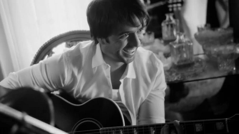 скачать клип Luis Fonsi - Corazon En La Maleta