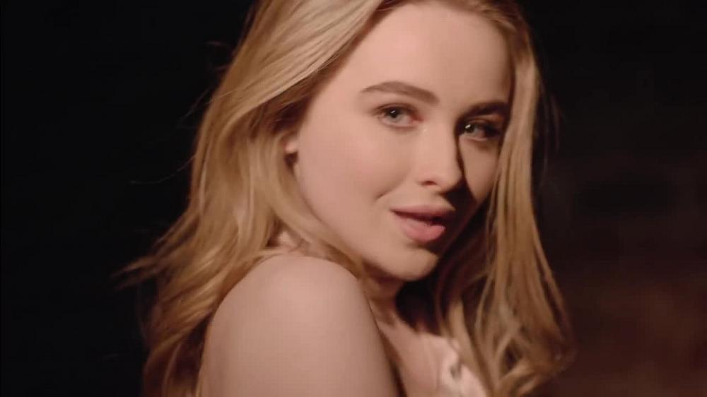 скачать клип Sabrina Carpenter - Smoke and Fire