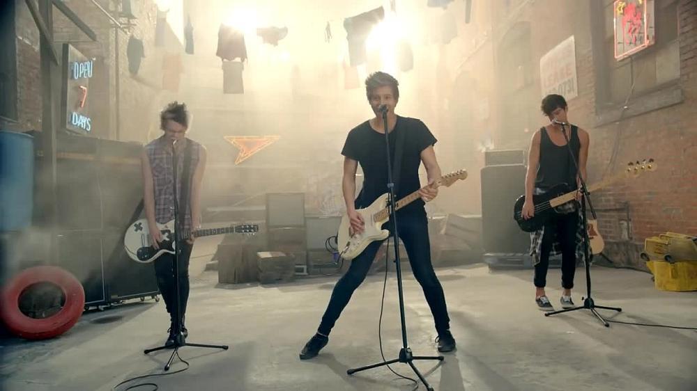 скачать клип 5 Seconds of Summer - She Looks So Perfect