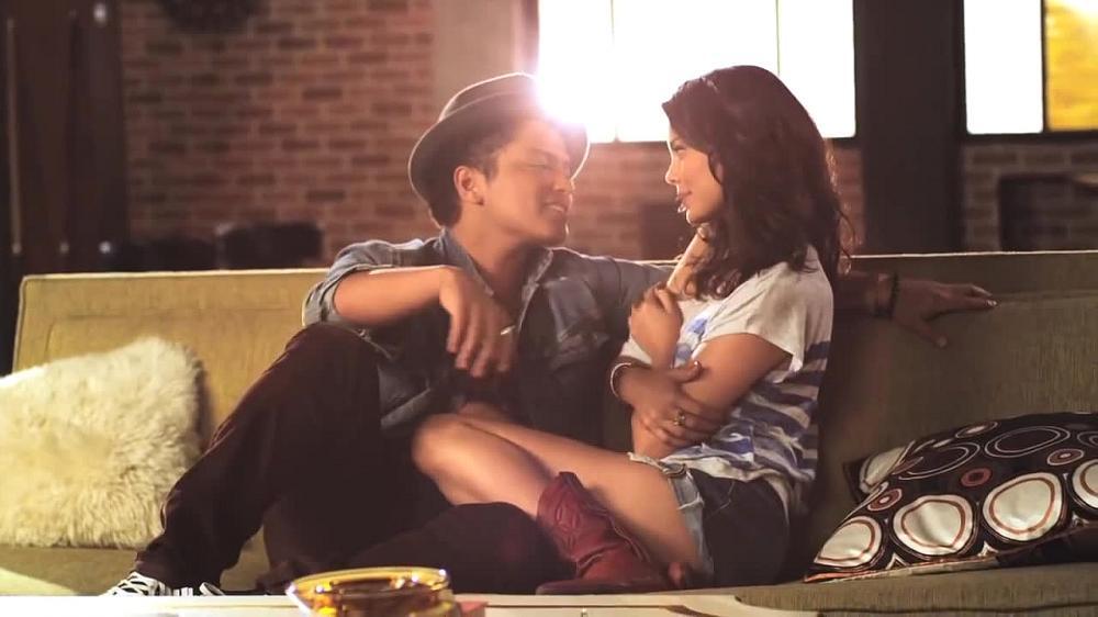 скачать клип Bruno Mars - Just The Way You Are