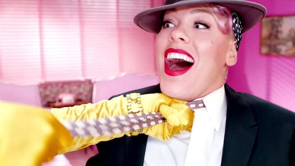 скачать клип Pink - Beautiful Trauma
