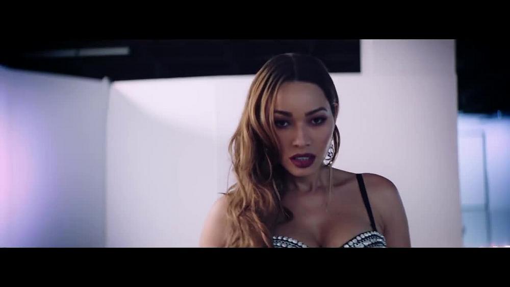 скачать клип Wisin - Move Your Body
