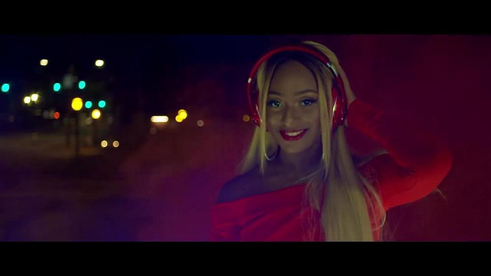 скачать клип Cuppy and Tekno - Green Light
