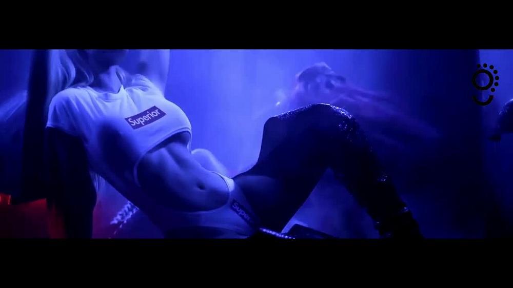 скачать клип Iggy Azalea ft. Charli XCX - Mo Bounce