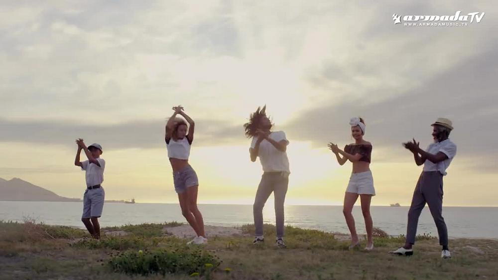 скачать клип Lost Frequencies and Zonderling - Crazy