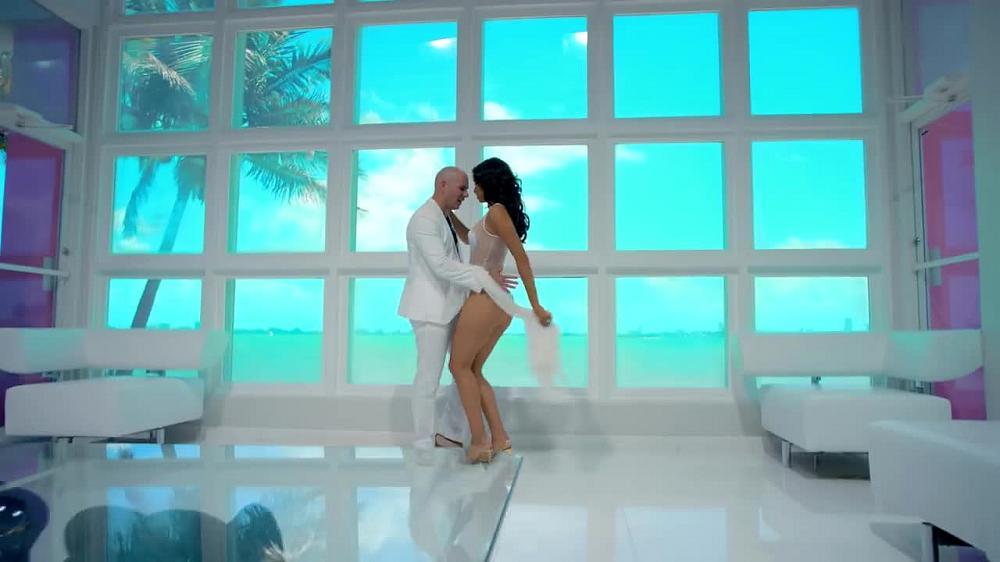 скачать клип Pitbull ft. Chris Brown - Fun