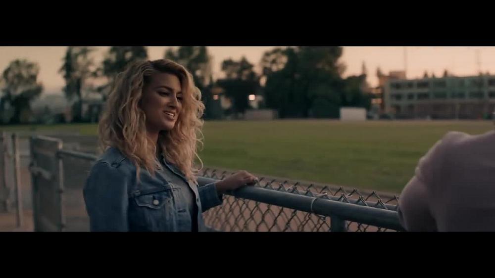 скачать клип Chris Lane ft. Tori Kelly - Take Back Home Girl