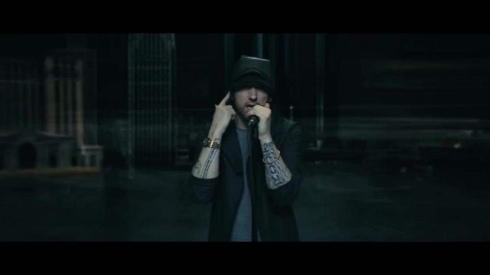 скачать клип Eminem ft. Beyonce - Walk On Water