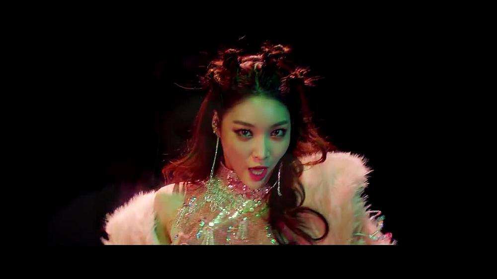 скачать клип CHUNG HA - Roller Coaster