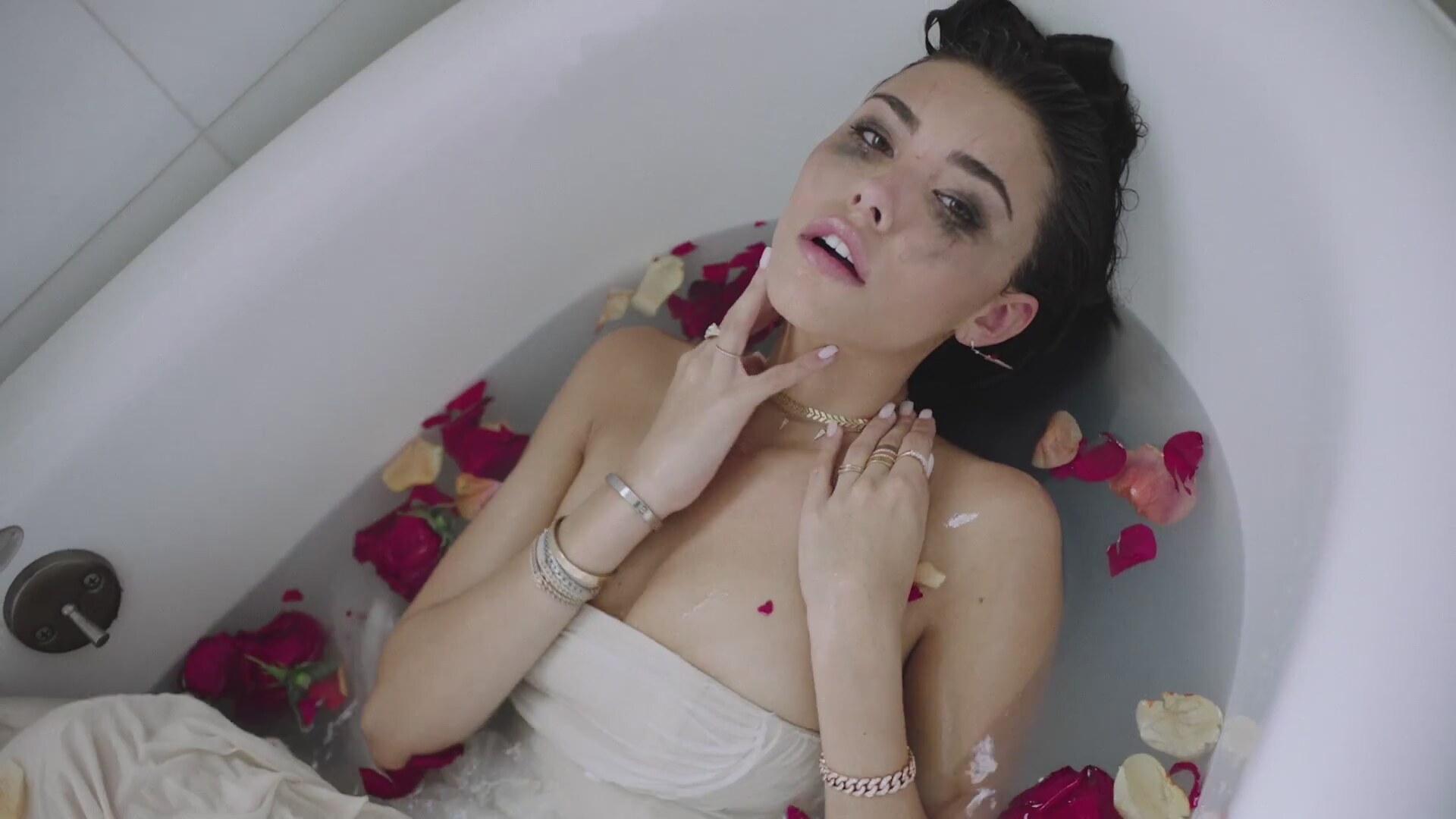 скачать клип Madison Beer - All For Love