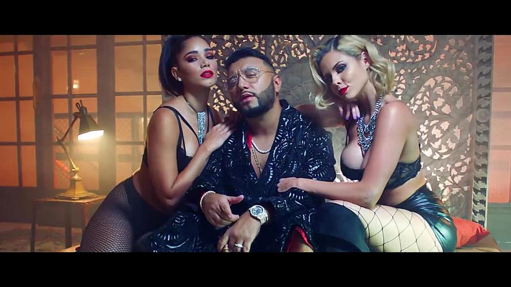 скачать клип Alex Sensation, Bad Bunny - Fantasia