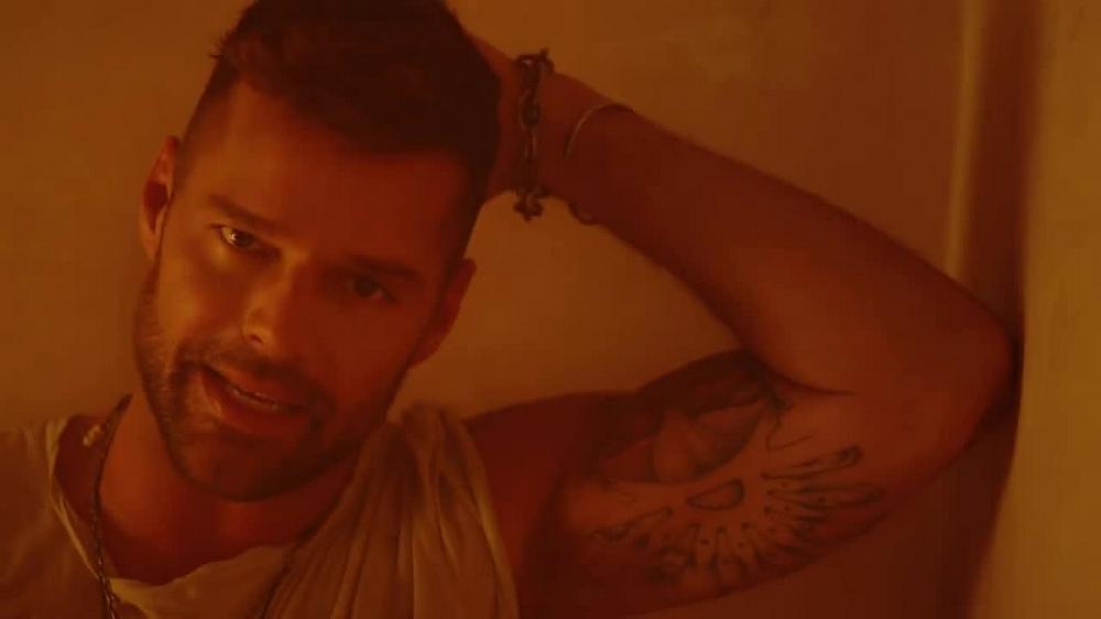 скачать клип Ricky Martin - Fiebre