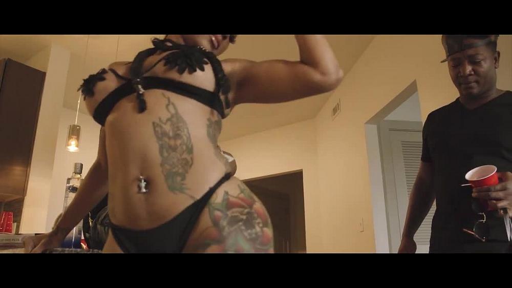 скачать клип Blu Denim ft. Young Dolph - House Party
