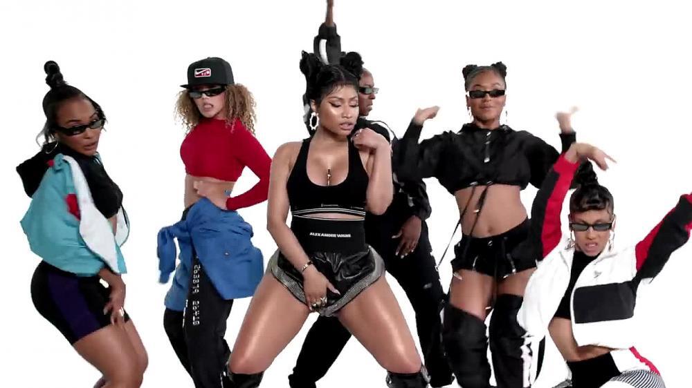 скачать клип Nicki Minaj - Barbie Tingz