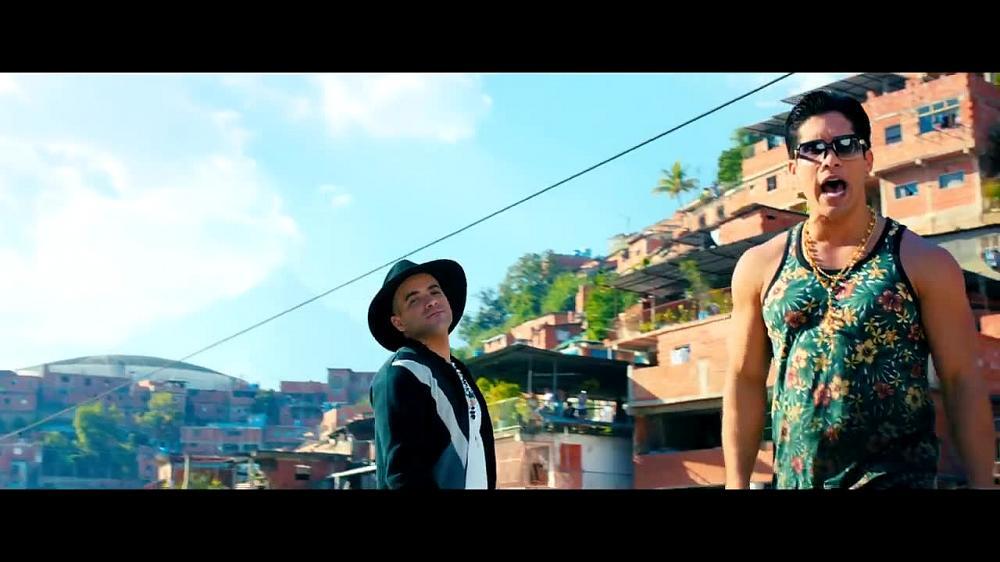 скачать клип Chino and Nacho ft. Farruko - Me Voy Enamorando
