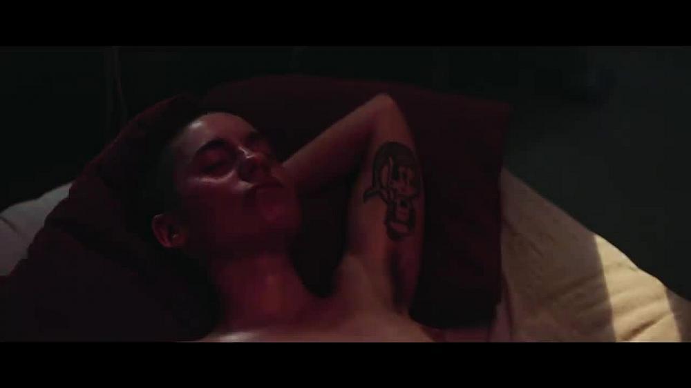скачать клип Anna Calvi - Hunter