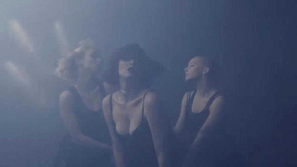 скачать клип MARUV - BLACK WATER