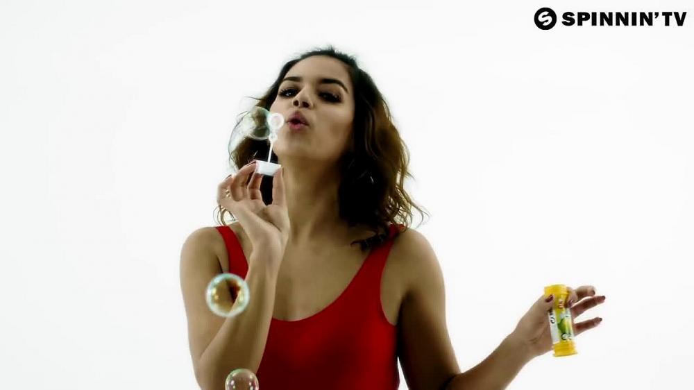 скачать клип Jody Bernal, Billy The Kit Feat. Nicole Jung - Macarena