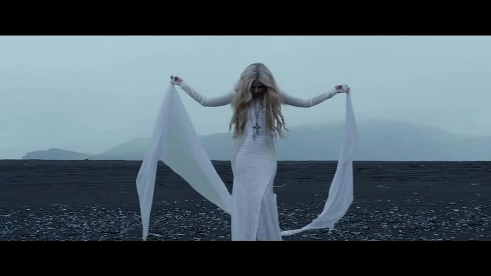 скачать клип Avril Lavigne - Head Above Water