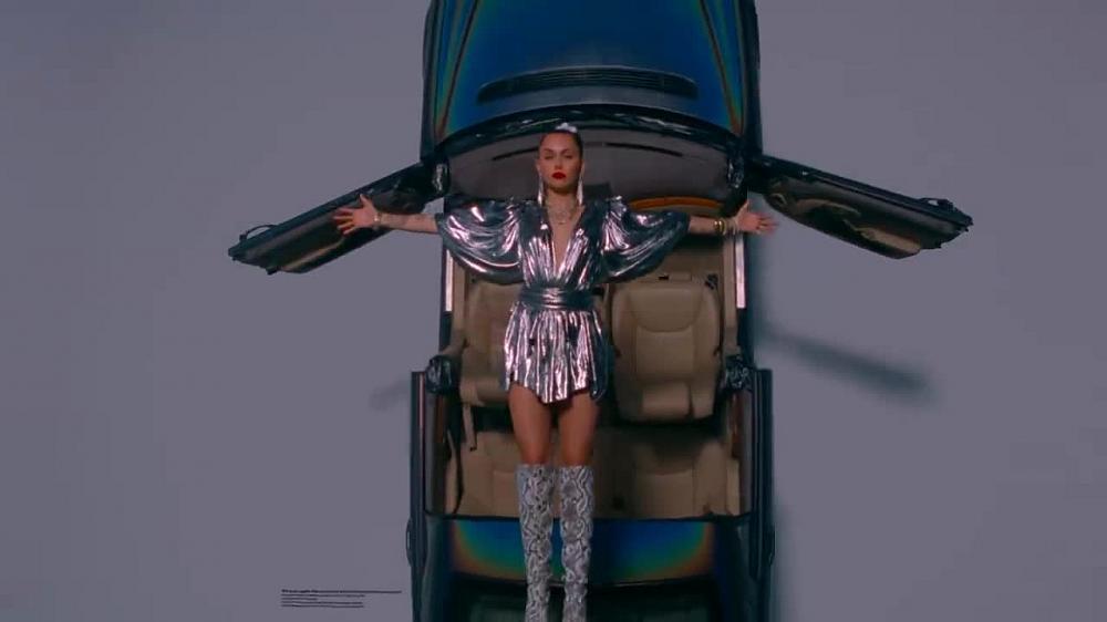 скачать клип Mark Ronson and Miley Cyrus - Nothing Breaks Like A Heart