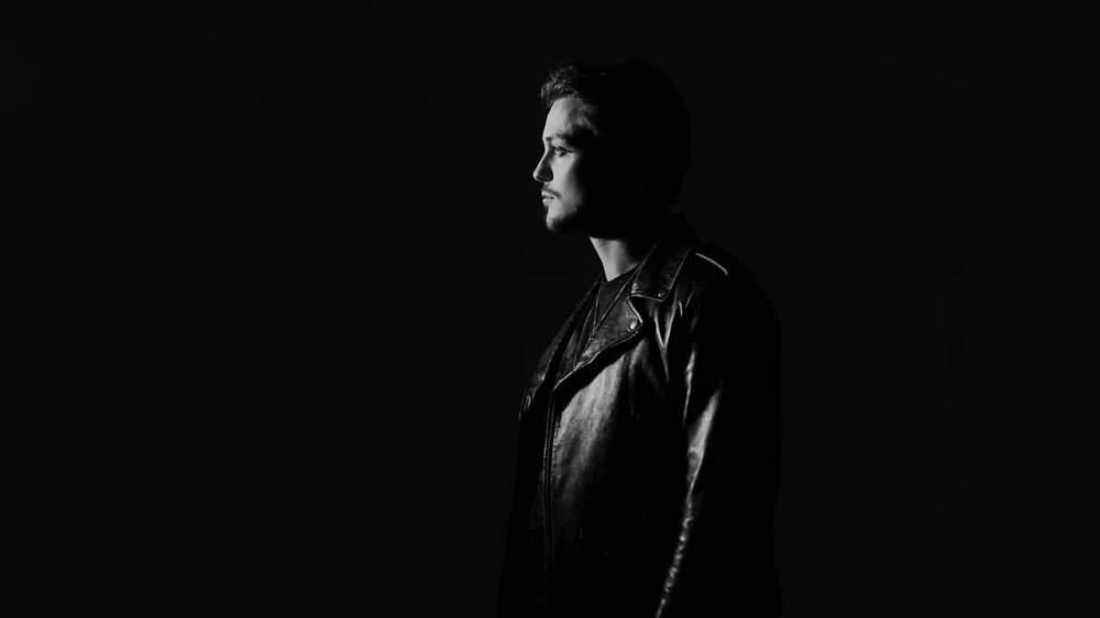 скачать клип Martin Garrix and Julian Jordan - Glitch