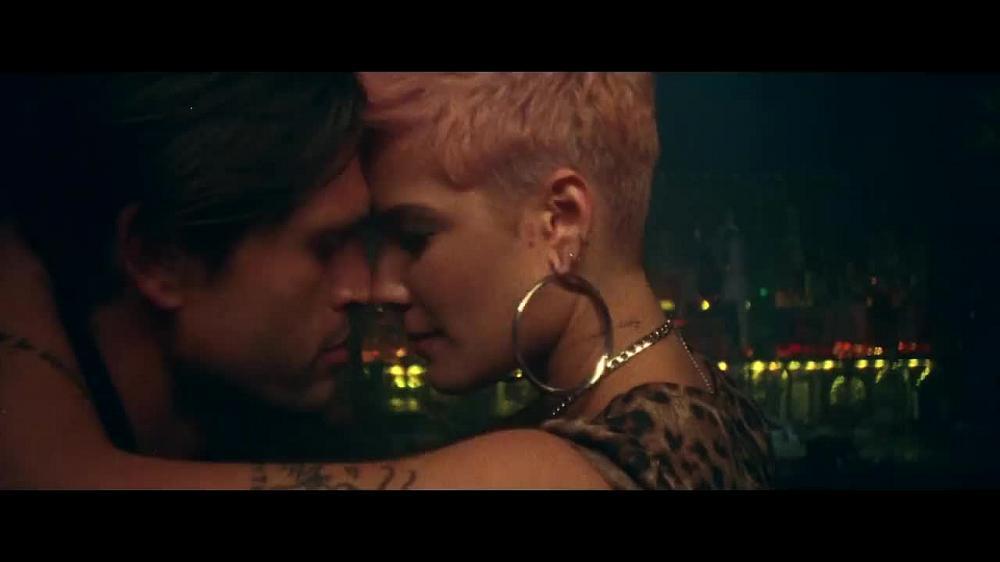 скачать клип Halsey - Without Me