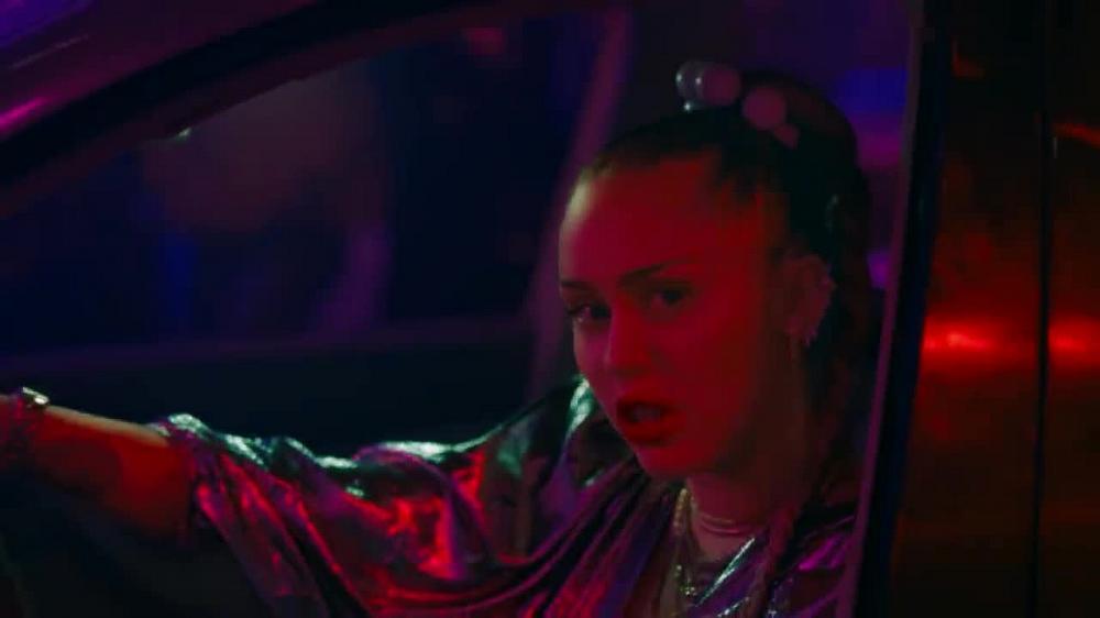 скачать клип Mark Ronson, Miley Cyrus - Nothing Breaks Like a Heart
