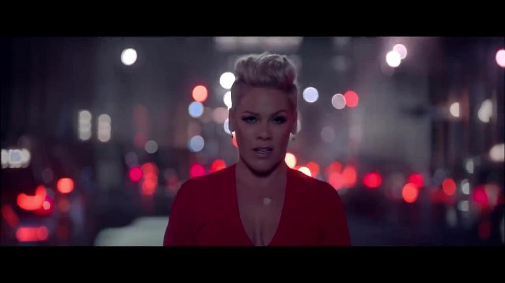 скачать клип Pink - Walk Me Home