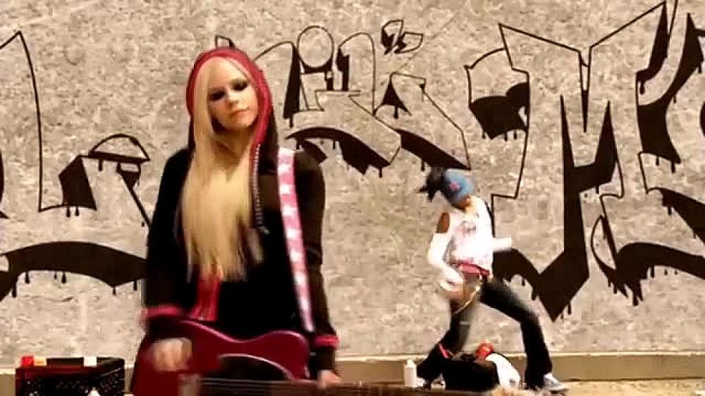 скачать клип Avril Lavigne - Dumb Blonde