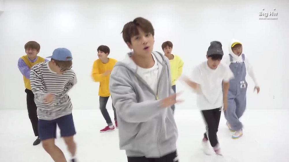 скачать клип BTS - Spring Day
