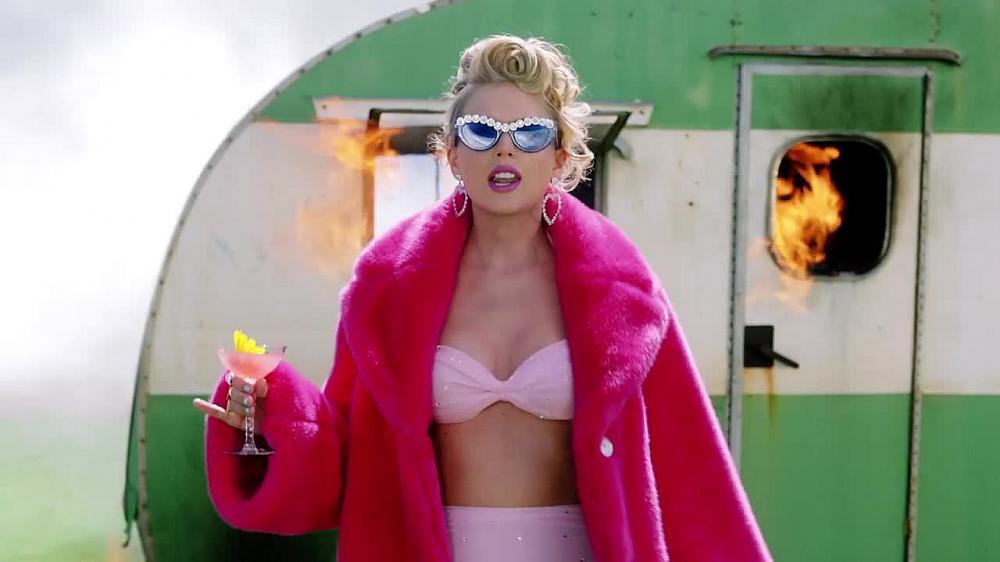 скачать клип Taylor Swift - You Need To Calm Down