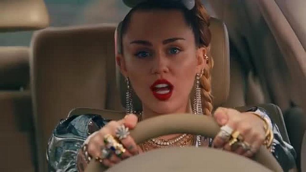 скачать клип Mark Ronson ft. Miley Cyrus - Nothing Breaks Like a Heart