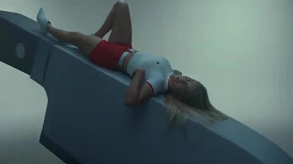 скачать клип Ellie Goulding, Juice WRLD - Hate Me