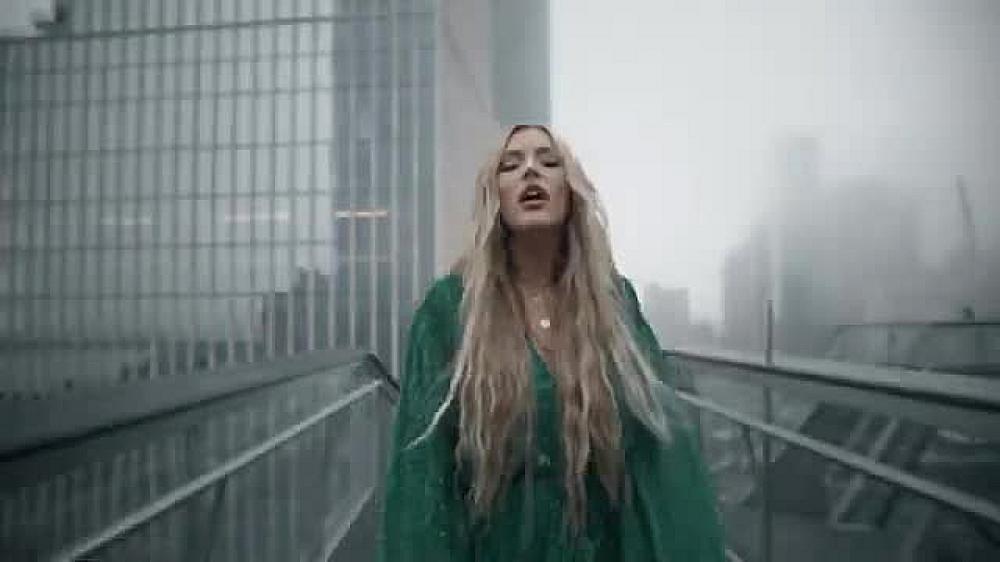 скачать клип The Chainsmokers, ILLENIUM - Takeaway