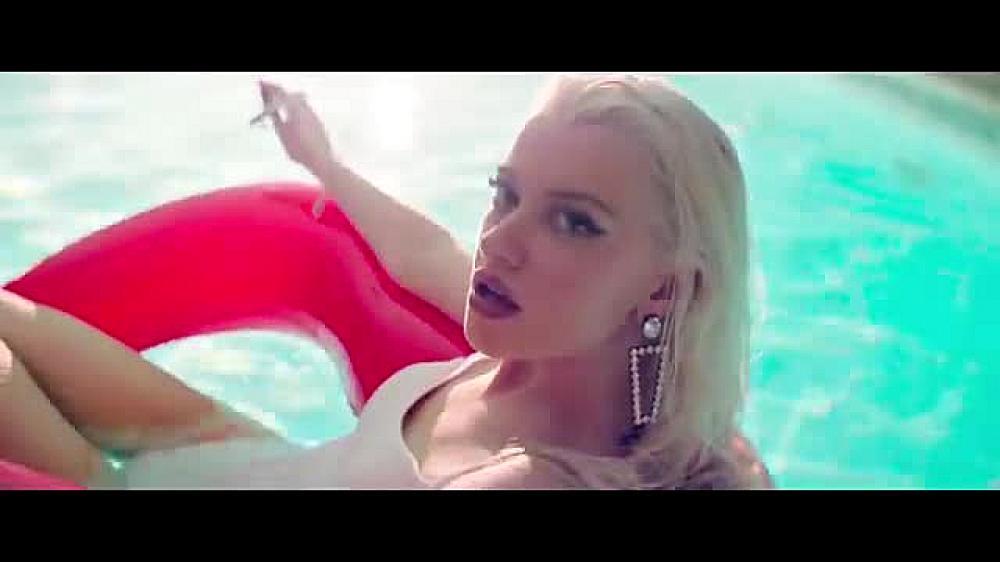 скачать клип Alice Chater - Heartbreak Hotel