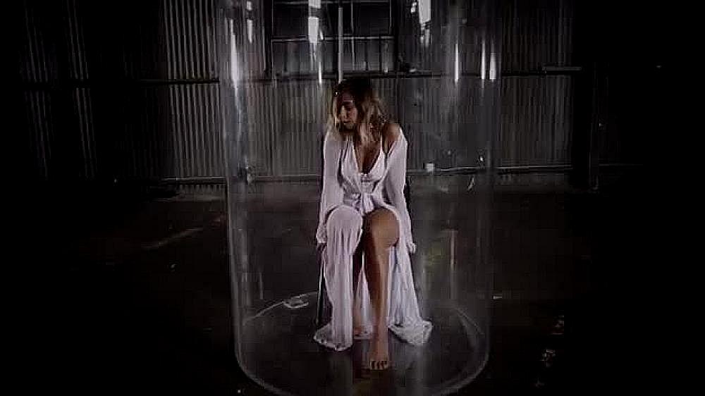 скачать клип Pillowcase - Gabbie Hanna