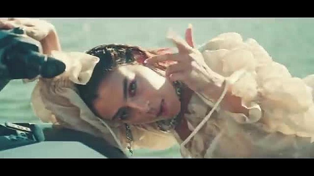 скачать клип Charli XCX - 2099