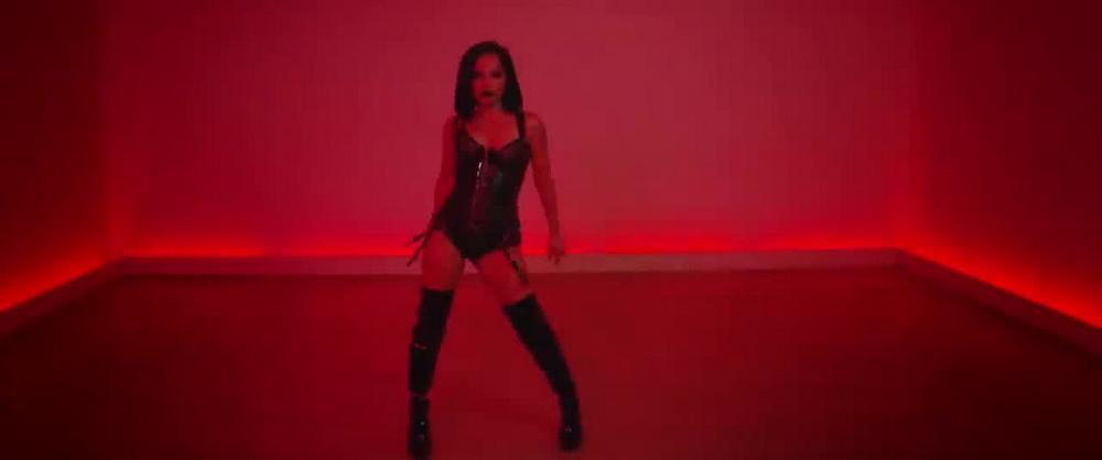 скачать клип Becky G - MALA SANTA