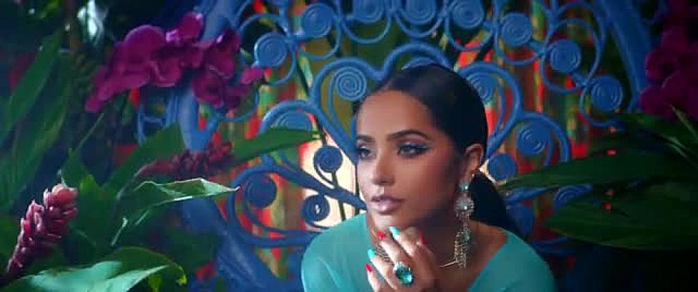 скачать клип Becky G - TE SUPERE
