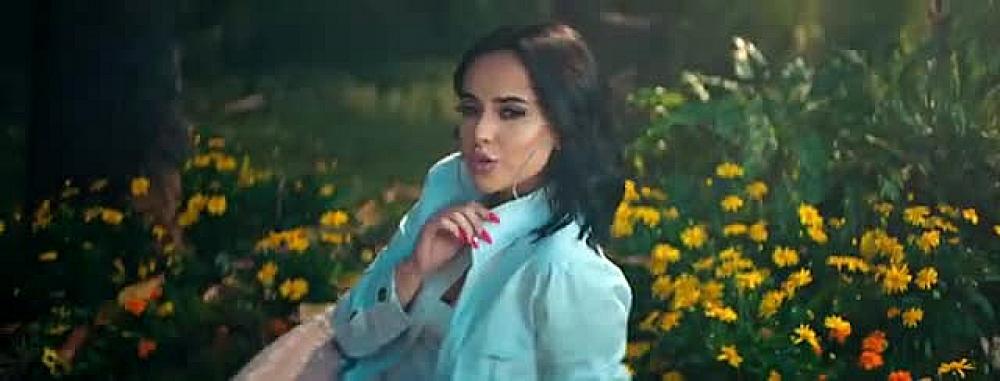 скачать клип Kane Brown and Becky G - Lost in the Middle of Nowhere (Spanish Version)