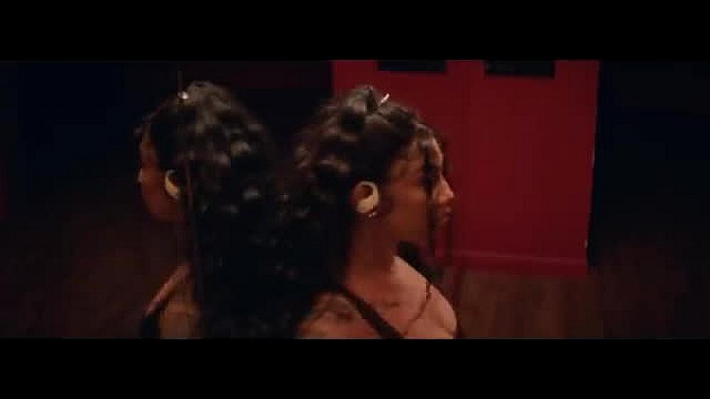 скачать клип Queen Naija - Good Morning Text