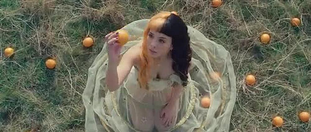 скачать клип Melanie Martinez - Orange Juice