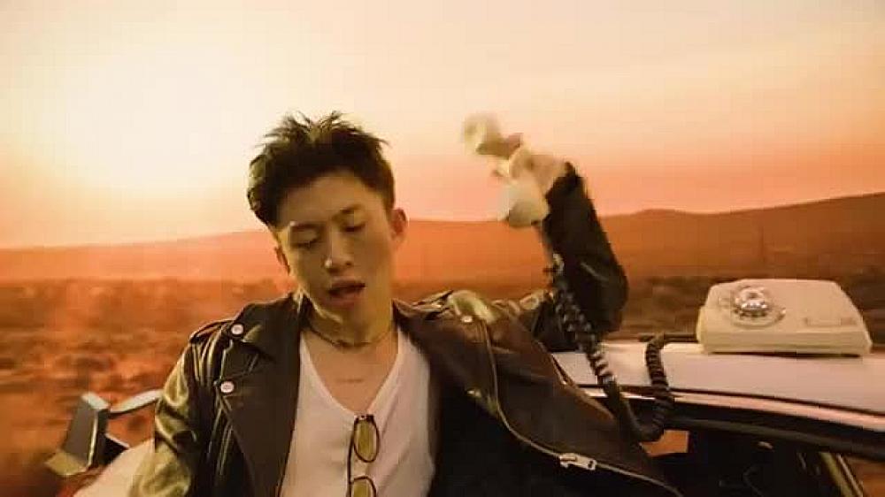 скачать клип Rich Brian - DOA