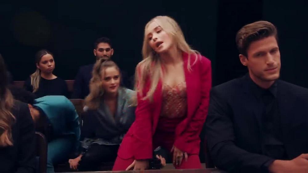 скачать клип Sabrina Carpenter - Sue Me