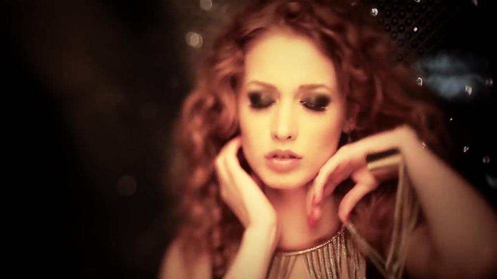 скачать клип Nicole Stroiny - Magic
