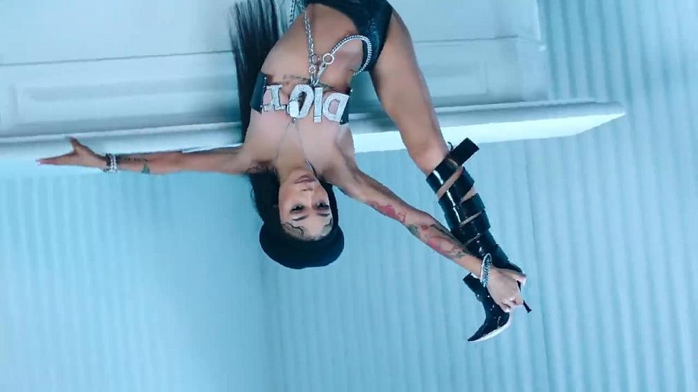 скачать клип Coi Leray and Nicki Minaj - Blick Blick