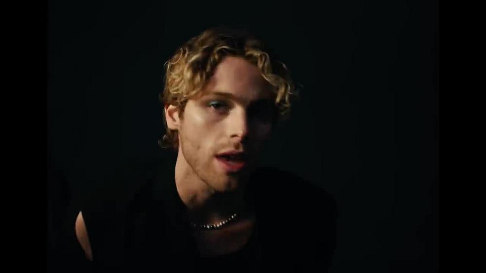 скачать клип 5 Seconds of Summer - Me Myself and I