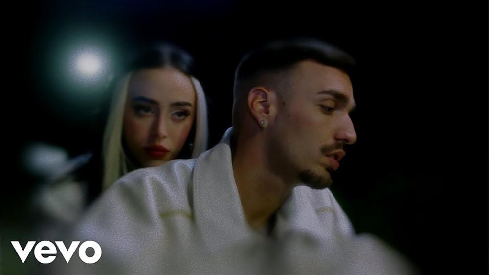 скачать клип Nicki Nicole and Rels B - que le pasa conmigo